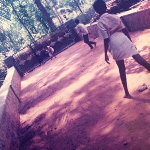 Sreeja Shyam Instagram - ഒന്ന് സൂക്ഷിച്ച് നോക്കിക്കേ, ആ സ്വീപ്പിങ് ഷോട്ട് കണ്ടില്ലേ!!! ചുരുങ്ങിയത് ഒരു സ്‌മൃതി മന്ഥാനയെങ്കിലും ആവേണ്ടിരുന്നതാ! പ്രോത്സാഹിപ്പിച്ചില്ലെന്നു മാത്രമല്ല, മാങ്ങയേറ് എറിഞ്ഞ് എന്നിലെ ക്രിക്കറ്റ് പ്രതിഭയെ എന്റെ പൊന്നാങ്ങളയും സംഘവും തളർത്തി!!
നഷ്ടം ആർക്കാ, ഇന്ത്യൻ ക്രിക്കറ്റിന്!
👻
#archives #childhood #precious