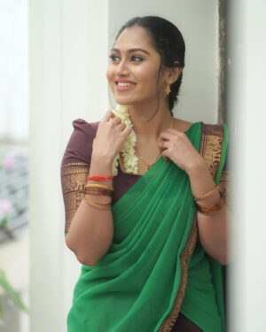 Sreethu Krishnan Instagram - 🌺☘️✨

Costumes - @ivalinmabia
Photographer - @camerasenthil
Makeup - @sharanyas_makeupartistry
Hair - @deepathomas_makeover_artistry
Shoot Organized by @rrajeshananda