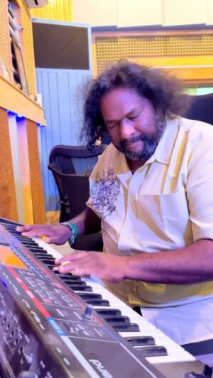 Srikanth Deva Instagram - Nibuna Nibuna Song Harmonies 🎼
🎤 @lava_music_  @triya.sushma 
#kuthu #nibunanibuna #str #silambarasan #simbu #srikanthdeva #srikanthdevamusic #srikanthdevamusical #srikanthdevasongs #srikanthdevafans #srikanthdevahits