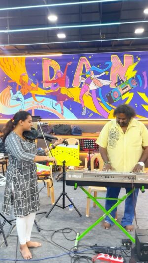 Srikanth Deva Instagram - 🎶Neeye Neeye Song 🎻Violin Version 🫰🏻
😍“Happy Mother’s Day to all 💐the amazing moms out there! 🫡You deserve all the love! ❤️”
#neeyeneeye #happymothersday #violin 
#srikanthdeva #srikanthdevamusic #srikanthdevamusical #srikanthdevasongs #srikanthdevafans #srikanthdevahits