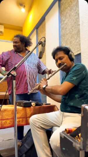 Srikanth Deva Instagram - 🪈Tharuviya Tharamattiya Flute Bgm🎶
#sarathkumar #flute #chaanakkyaa #bgm #srikanthdeva #srikanthdevamusic #srikanthdevamusical #srikanthdevasongs #srikanthdevafans #srikanthdevahits