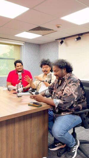 Srikanth Deva Instagram - 🎶MUTTAKKANNI Video Song Out Now🥁
#muttakkanni #pottuvilasmin #sridharmaster #gayathrishan #srikanthdeva #srikanthdevamusic #srikanthdevamusical #srikanthdevasongs #srikanthdevafans #srikanthdevahits