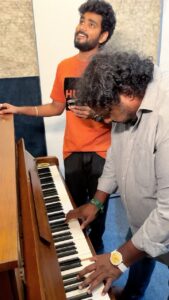 Srikanth Deva Instagram - 🎹Playing ‘Chennai senthamizh’ Song on Piano 🎶 
♥️🙌🏻Thanks to @samvishal0928 Brother 
#chennaisenthamizh #samvishal #jayamravi #mohanraja #asin #piano #mkumaransonofmahalakshmi #srikanthdeva #srikanthdevamusic #srikanthdevamusical #srikanthdevasongs #srikanthdevafans #srikanthdevahits