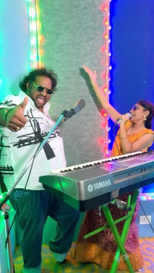 Srikanth Deva Instagram - 💥Kodambakkam Area Song with Baby @shreenitha_official 🎶
.
.
.
@actorvijay @jagadish_palanisamy  @nayanthara  @simply.asin 
 
#sivakasi #vijay #thalapathy #nayanthara #perarasu #asin  #kodambakkamarea #srikanthdeva #srikanthdevamusic #srikanthdevamusical #srikanthdevasongs #srikanthdevafans #srikanthdevahits