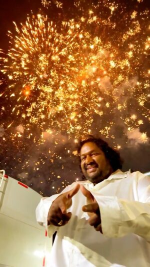 Srikanth Deva Instagram - 🎇Deepavali Deepavali
#srikanthdeva #sivakasi #deepavalideepavali #diwali #srikanthdevamusic #srikanthdevamusical #srikanthdevasongs #srikanthdevafans #srikanthdevahits