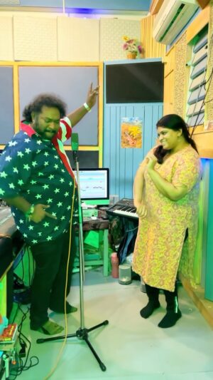 Srikanth Deva Instagram - 🎶MUTTAKKANNI Video Song Out Now🥁
🤝Thank You @punyasworld ma😇
#muttakkanni #pottuvilasmin #sridharmaster #gayathrishan #srikanthdeva #srikanthdevamusic #srikanthdevamusical #srikanthdevasongs #srikanthdevafans #srikanthdevahits