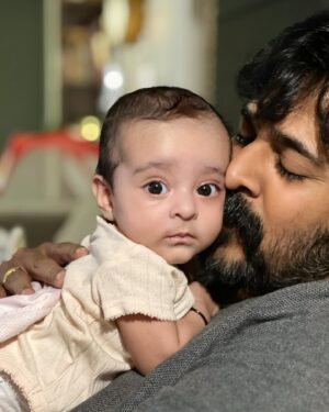 Srinish Aravind Instagram - @nitara_srinish : When Daddy’s Nose is the most comfy cushion 😋😋
.
Life Update : I shifted to my parents place almost 6 months back and it’s only now that I’ve found time and energy to slowly shift back to our old flat. the thought of moving back with a 3 year old toddler and a 4 month old infant might be fun but I’m yet to explore how the new dynamics of our family is going to be like. I’m sure Srini and I WILL have a great time figuring this out. Meanwhile I also think this is a very common thing in most families hence I’m planning to Vlog about my experience after shifting back to the flat… how I manage my time for the babies, work , personal life and most importantly my time with the love of my life @srinish_aravind because when our relationship is strong the rest is all assured. So yea! Let me know what all you would like me to talk about in my upcoming vlogs… I would definitely consider them. Also if you haven’t subscribed to our YouTube channel make sure you do to stay updated on our simple life ❤️ let’s connect, share and learn together 🥰