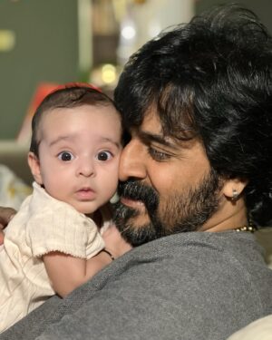Srinish Aravind Instagram - @nitara_srinish : When Daddy’s Nose is the most comfy cushion 😋😋
.
Life Update : I shifted to my parents place almost 6 months back and it’s only now that I’ve found time and energy to slowly shift back to our old flat. the thought of moving back with a 3 year old toddler and a 4 month old infant might be fun but I’m yet to explore how the new dynamics of our family is going to be like. I’m sure Srini and I WILL have a great time figuring this out. Meanwhile I also think this is a very common thing in most families hence I’m planning to Vlog about my experience after shifting back to the flat… how I manage my time for the babies, work , personal life and most importantly my time with the love of my life @srinish_aravind because when our relationship is strong the rest is all assured. So yea! Let me know what all you would like me to talk about in my upcoming vlogs… I would definitely consider them. Also if you haven’t subscribed to our YouTube channel make sure you do to stay updated on our simple life ❤️ let’s connect, share and learn together 🥰