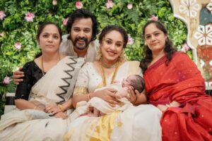 Srinish Aravind Instagram - When the whole family came together to celebrate 🥰
.

Click @sainu_whiteline @_whiteline_photography_ 
Decor @thegreindale 
MUA and Jewellery @sajithandsujith 
Styled by @sabarinathk_ 
Saree @kasavukada_1985 
Nila wearing @sabarinathk_ 
Saree draping @drapewithkp