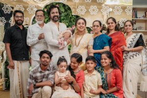 Srinish Aravind Instagram - When the whole family came together to celebrate 🥰
.

Click @sainu_whiteline @_whiteline_photography_ 
Decor @thegreindale 
MUA and Jewellery @sajithandsujith 
Styled by @sabarinathk_ 
Saree @kasavukada_1985 
Nila wearing @sabarinathk_ 
Saree draping @drapewithkp