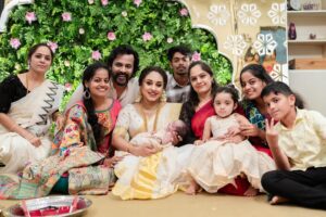 Srinish Aravind Instagram - When the whole family came together to celebrate 🥰
.

Click @sainu_whiteline @_whiteline_photography_ 
Decor @thegreindale 
MUA and Jewellery @sajithandsujith 
Styled by @sabarinathk_ 
Saree @kasavukada_1985 
Nila wearing @sabarinathk_ 
Saree draping @drapewithkp