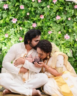 Srinish Aravind Instagram - Nitara’s Noolukettu 🥰🧿

.
✨
Click @sainu_whiteline @_whiteline_photography_ 
Decor @thegreindale 
MUA and Jewellery @sajithandsujith 
Styled by @sabarinathk_ 
Saree @kasavukada_1985 
Nila wearing @sabarinathk_ 
Saree draping @drapewithkp