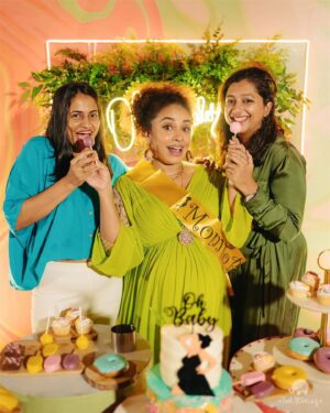 Srinish Aravind Instagram - I would like to call this bundle of pics “Sugar Rush” 🤪
.
Click @todstories 
Wearing @t.and.msignature 
Srini @jishadshamsudeen 
Event @_whitewindow__ 
Cake @whisk_n_frost