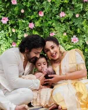 Srinish Aravind Instagram - Nitara’s Noolukettu 🥰🧿

.
✨
Click @sainu_whiteline @_whiteline_photography_ 
Decor @thegreindale 
MUA and Jewellery @sajithandsujith 
Styled by @sabarinathk_ 
Saree @kasavukada_1985 
Nila wearing @sabarinathk_ 
Saree draping @drapewithkp