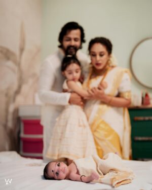 Srinish Aravind Instagram - Little Nitara ✨🧿
.
✨
Click @sainu_whiteline @_whiteline_photography_ 
Decor @thegreindale 
MUA and Jewellery @sajithandsujith 
Styled by @sabarinathk_ 
Saree @kasavukada_1985 
Nila wearing @sabarinathk_ 
Saree draping @drapewithkp