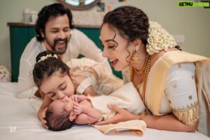 Srinish Aravind Instagram - Meet ‘Nitara Srinish’ 🧿

Our baby Angel 👼 who turned 28 Days Today. It was her Noolukettu and guess what? Our Hearts Are Full and Our Hands are also Full 😋🥰 Need All Your Prayers and Blessings ❤️ 
.
Our Team 
Click @sainu_whiteline @_whiteline_photography_ 
Decor @thegreindale 
MUA and Jewellery @sajithandsujith 
Styled by @sabarinathk_ 
Saree @kasavukada_1985 
Nila wearing @sabarinathk_ 
Saree draping @drapewithkp