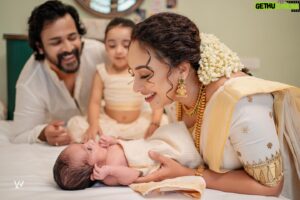 Srinish Aravind Instagram - Meet ‘Nitara Srinish’ 🧿

Our baby Angel 👼 who turned 28 Days Today. It was her Noolukettu and guess what? Our Hearts Are Full and Our Hands are also Full 😋🥰 Need All Your Prayers and Blessings ❤️ 
.
Our Team 
Click @sainu_whiteline @_whiteline_photography_ 
Decor @thegreindale 
MUA and Jewellery @sajithandsujith 
Styled by @sabarinathk_ 
Saree @kasavukada_1985 
Nila wearing @sabarinathk_ 
Saree draping @drapewithkp