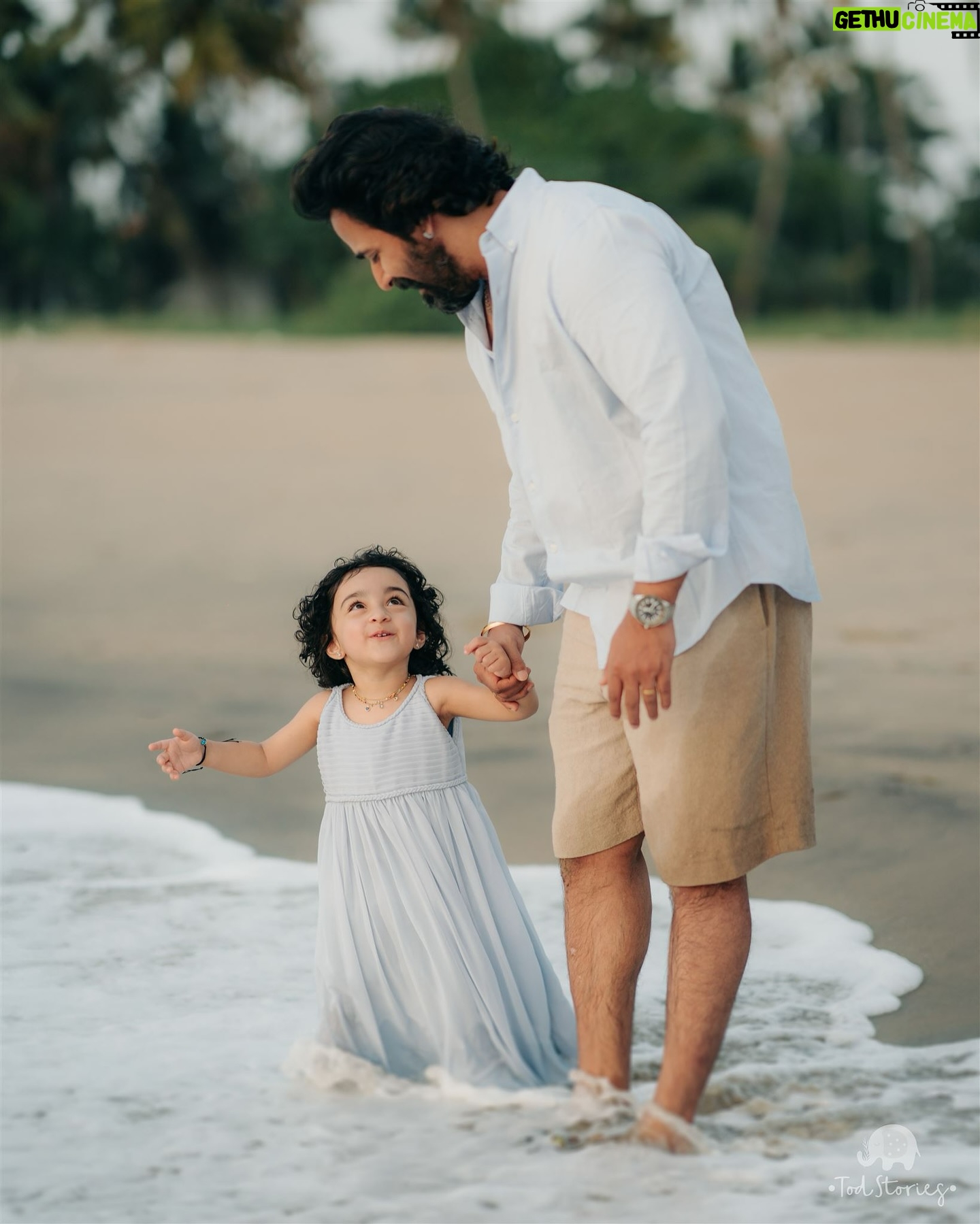 Srinish Aravind - 338.9K Likes - My little princess 👸🏻 #beach
.
Click : @todstories
Stylist : @ashna_aash_
Outfit : @nishal_ug