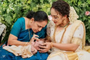Srinish Aravind Instagram - When the whole family came together to celebrate 🥰
.

Click @sainu_whiteline @_whiteline_photography_ 
Decor @thegreindale 
MUA and Jewellery @sajithandsujith 
Styled by @sabarinathk_ 
Saree @kasavukada_1985 
Nila wearing @sabarinathk_ 
Saree draping @drapewithkp