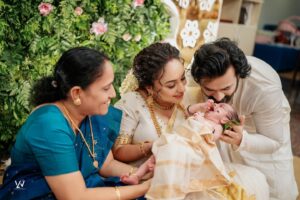 Srinish Aravind Instagram - When the whole family came together to celebrate 🥰
.

Click @sainu_whiteline @_whiteline_photography_ 
Decor @thegreindale 
MUA and Jewellery @sajithandsujith 
Styled by @sabarinathk_ 
Saree @kasavukada_1985 
Nila wearing @sabarinathk_ 
Saree draping @drapewithkp
