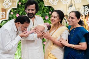 Srinish Aravind Instagram - When the whole family came together to celebrate 🥰
.

Click @sainu_whiteline @_whiteline_photography_ 
Decor @thegreindale 
MUA and Jewellery @sajithandsujith 
Styled by @sabarinathk_ 
Saree @kasavukada_1985 
Nila wearing @sabarinathk_ 
Saree draping @drapewithkp