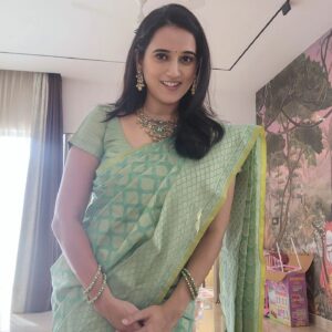 Sriranjani Sundaram Instagram - Discovered: Being grateful brings a special glow to your skin ✨️ 
Wearing @uttaradesigns by my darling Sujata !
#gratitude

When was the last time you said Thank You to God and why? SHARE!!!