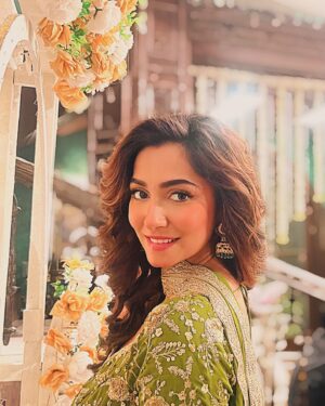 Srishti Jain Instagram - Iss meethe se dard ka kya karein 
Ki marham voh hai 
Aap beeti kisko sunaye 
Ki wajah voh hai 
Kaash voh khud samajh jaate 
Ki iss marz ki dawa voh hai 
Is dil ko baimani kaise sikhayien 
Ki pyaar voh hai 
Majbooriyan kya sunaye 
Ki wajah voh hai 
Kaash voh khud samajh jaate 
Ki iss marz ki dawa voh hai 
Iss dil ki bechaini ka kya karein 
Ki Sukoon voh hai 
Bekhayali me bhi jo aayien 
Khayal voh hai 
Kaash voh khud samajh jaate 
Ki iss marz ki dawa voh hai 

- Yours truly 
Srishti jain 

.
.
.
.
.
.
.
.
.
.
.

.
.
.
#poetry #latetrend #traditional #indian #perioddramavibes #instagram #explore #instagood #newpost #postoftheday #monisha #kumkumbhagya
