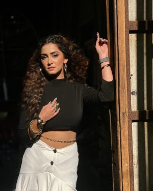 Srishti Jain Instagram - Nazaakat bhi hai mere meheboob mein! 
.
.
.
.
.
.
.
.
.
.
.
.
.
.
.
#newpost #goldenhour #sunkissed #instagram #instagood #instadaily #instalike #goldengram #explorepage #explore #postoftheday #glam #love #happyvibes