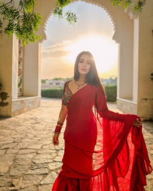 Srishty Rode Instagram - Laal Ishq ❤️🌹✨
.
Styled by @labelaparna
