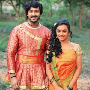 Srividya Shastry Instagram - ಅಣ್ಣಾವ್ರ ಹುಟ್ಟುಹಬ್ಬದ ಪ್ರಯುಕ್ತ, ನಮ್ಮ "ಬೆಟ್ಟದ ಹೂ" ತಂಡದಿಂದ ಒಂದು ಸಣ್ಣ ಪ್ರಯತ್ನ. ✨️

Stay tuned! 

#BettadaHoo 
Mon - Sat 08:00pm
#StarSuvarna

#DrRajkumar ❤️