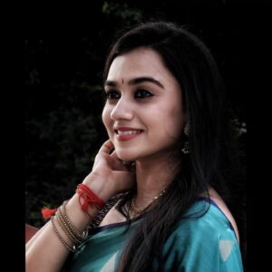 Srividya Shastry Instagram - वेणुं नितान्तं मधु वादयन्तं बालं मुकुन्दं मनसा स्मरामि ॥ 
वसुदेव सुतं देवं कंस चाणूर मर्दनम्। 
देवकी परमानन्दं कृष्णं वन्दे जगद्गुरुम्॥

जन्माष्टमी।।

Photo @meetshravanaravi_

#janmashtami#devotion #bhuvanasundara#navaneetachora