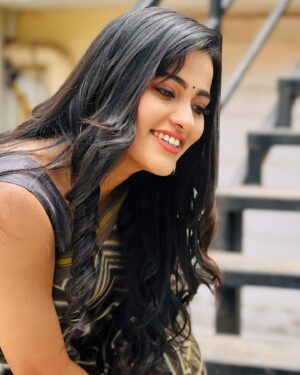 Sriya Surendran Instagram - Sunsets prove that the end can be beautiful.
.
.
.
#viral #trending #saree #foryou #ootd #goodtimes #work #actor #actress #television #vijay #vijatv #loaction #tamil #set #sriyasurendran #chellamma #megha #outdoors #ikath