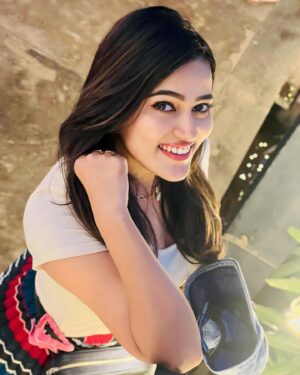 Sriya Surendran Instagram - Smiling my way through a world gone mad.🤍💃.
.
.
.
#viral #songs #bollywoodhits #actor #traveling #banglore #newyear #happiness #ootd #goodvibes #foryou #instadaily #instamood #love #girlstrip #photo