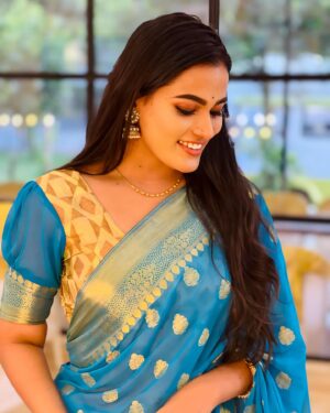Sriya Surendran Instagram - Felt cute and lit .💛✨
.
.
.
#viral #trendingnow #tamilsongs #tamilcinema #marriage #wedding #happiness #family #kerala #ootd #sriyasurendran #goodtimes #function #saree #blue #reciption #smile #love #malayalam #cousins