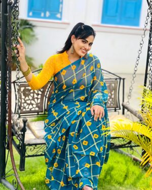 Sriya Surendran Instagram - Soft smiles ,wild heart ❤️ 🍃.
.
.
.
#viral #trending #happy #happiness #serial #set #actor #artist #location #vijay #vijaytvserial #chellamma #megha #sriyasurendran #chennai #goodtimes #ootd #foryou #sareelove #malayali