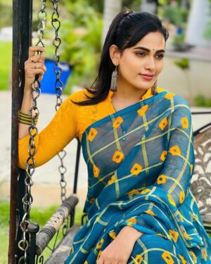Sriya Surendran Instagram - Soft smiles ,wild heart ❤️ 🍃.
.
.
.
#viral #trending #happy #happiness #serial #set #actor #artist #location #vijay #vijaytvserial #chellamma #megha #sriyasurendran #chennai #goodtimes #ootd #foryou #sareelove #malayali
