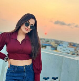 Sriya Surendran Instagram - Sky’s symphony at dusk.❤️
.
.
.
#viral #trending #viralmemes #instalike #instadaily #selflove #sriyasurendran #happiness #sky #terrace #goodvibes #bird #ootd #fashion #trendy