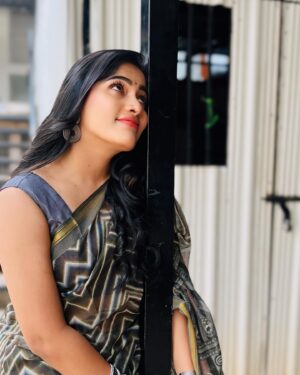 Sriya Surendran Instagram - Sunsets prove that the end can be beautiful.
.
.
.
#viral #trending #saree #foryou #ootd #goodtimes #work #actor #actress #television #vijay #vijatv #loaction #tamil #set #sriyasurendran #chellamma #megha #outdoors #ikath