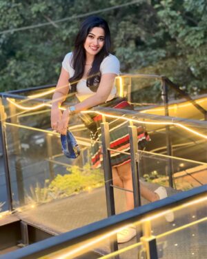 Sriya Surendran Instagram - Smiling my way through a world gone mad.🤍💃.
.
.
.
#viral #songs #bollywoodhits #actor #traveling #banglore #newyear #happiness #ootd #goodvibes #foryou #instadaily #instamood #love #girlstrip #photo