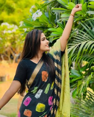 Sriya Surendran Instagram - I chase dreams and also find my way back home . ❤️✨
.
.
.
#viralvideos #trending #viral #songs #happiness #foryou #goodtimes #instagood #instadaily #ootd #saree #chellamma #megha #location #set #actor #tamil