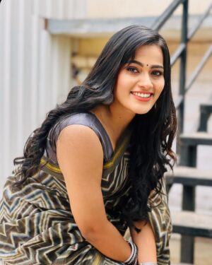 Sriya Surendran Instagram - Sunsets prove that the end can be beautiful.
.
.
.
#viral #trending #saree #foryou #ootd #goodtimes #work #actor #actress #television #vijay #vijatv #loaction #tamil #set #sriyasurendran #chellamma #megha #outdoors #ikath