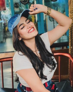 Sriya Surendran Instagram - Banglore days :3 
.
.
.
#trending #viral #ootd #white #cafe #friends #travel #goodtimes #funtimes #foryou #happiness #postivity #banglore #newyear #girlstrip