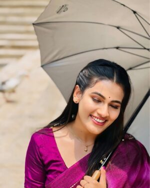 Sriya Surendran Instagram - Passing clouds in people’s life : megha.💙
.
.
.
#viral #trending #chellamma #megha #vijaytv #saree #clouds #shooting #actor #happy