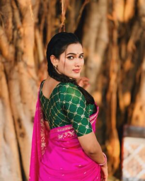 Sriya Surendran Instagram - Love is an irresistible desire to be irresistibly desired.!✨
PC: @archana_kumaar ❤️
.
.
.
#viral #trending #tamilsongs #saree #sunlight #temple #happiness #bright #smiles #candid #aesthetic #kerala #tamilnadu #actor #megha #set #location #chellamma