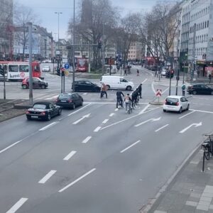 Ssiawosch Sadat Instagram - goldrapper mit holzständer