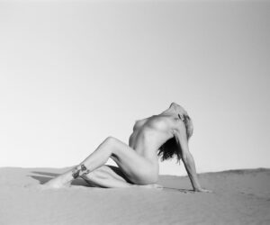 Stacy Haiduk Instagram - Landscapes ❤️ Thank you my daughter @sophia_tatum for always keeping these photo shoots super fun and interesting! Love & Light! Xoxo 🤗❤️
#blackandwhitephotography #landscapes #sanddunes #mojavidesert #over50