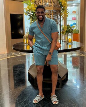 Stan Nze Instagram - ÁFÀMÉFÙNÀ 🤓 The joy in my heart ❤️ 

Some more sights and sounds from the streets of Kuala Lumpur 💐

Outfit by @amdiddyy 
Slippers by @bants_foots 

#Afamefuna #BestActor #Ngozichierika #Grace