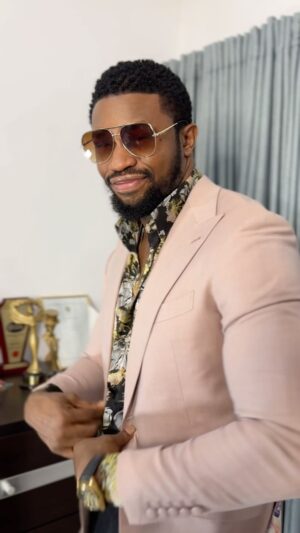 Stan Nze Instagram - “Get Ready With Me” lets go get the money bag 💰 @riggs_nigeria 😎

@j_akooo @ade_suwa19 @nkyru.nikky @gentle_kinz @de_biggest_c Congratulations you are my lucky winners 🥂

🧥 @maiatafo 
🥾 @slayersfav 

#MaziNze #RiggsLondon #RiggsMan #PerfumeInACan