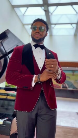 Stan Nze Instagram - Sharon: Mazi, leave no steeze in Lagos
Mazi: Say no more Shrimppppppp 🤓

Outfit by @dejiandkola 
Shoes by @bants_foots 
Haircut by @abujahairdoctor @hairlegend_obargo1 
Video by @creator_jesse 
Photographed by @kamaniphotography 

#MaziNze #CrazyAboutUs24 #LoveUnitesUs24