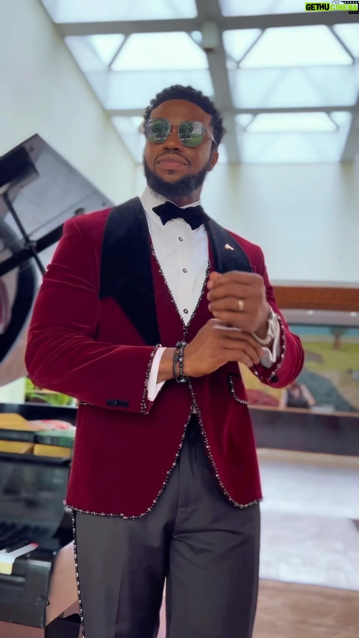 Stan Nze - 90.5K Likes - Sharon: Mazi, leave no steeze in Lagos
Mazi: Say no more Shrimppppppp 🤓
Outfit by @dejiandkola
Shoes by @bants_foots
Haircut by @abujahairdoctor @hairlegend_obargo1
Video by @creator_jesse
Photographed by @kamaniphotography
#MaziNze #CrazyAboutUs24 #LoveUnitesUs24